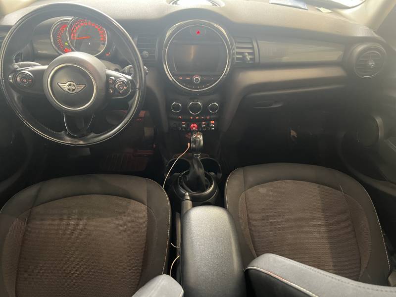 Vente d'une Mini Cooper Hatch d'occasion blanche de 2019 automatique de 136 CH 5 portes avec 70 900km à Toulouse