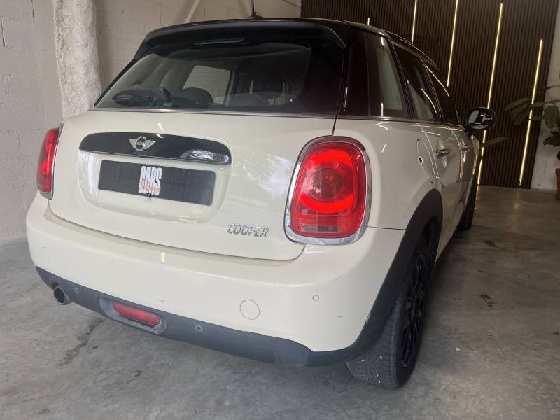 Vente d'une Mini Cooper Hatch d'occasion blanche de 2019 automatique de 136 CH 5 portes avec 70 900km à Toulouse