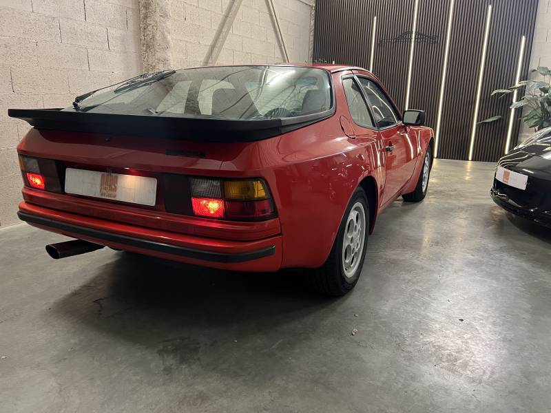 Vente de voiture youngtimer à Toulouse Porsche 944 phase 2 rouge de 1987 avec 229 500 KM