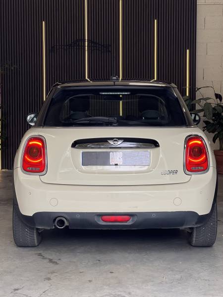 Vente d'une Mini Cooper Hatch d'occasion blanche de 2019 automatique de 136 CH 5 portes avec 70 900km à Toulouse
