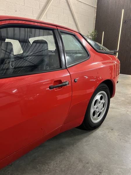 Vente de voiture youngtimer à Toulouse Porsche 944 phase 2 rouge de 1987 avec 229 500 KM