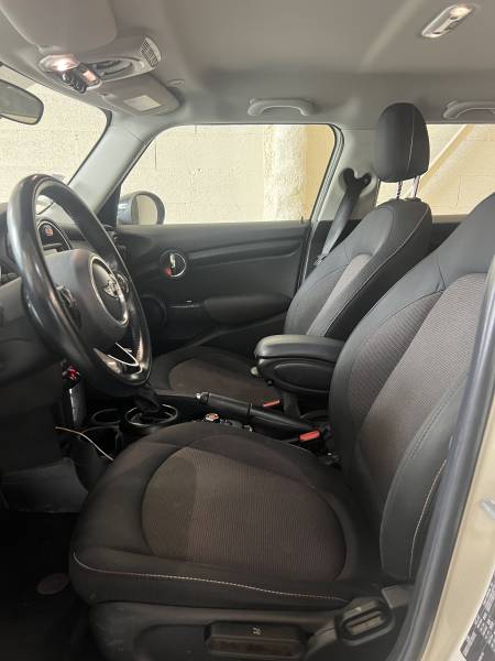 Vente d'une Mini Cooper Hatch d'occasion blanche de 2019 automatique de 136 CH 5 portes avec 70 900km à Toulouse