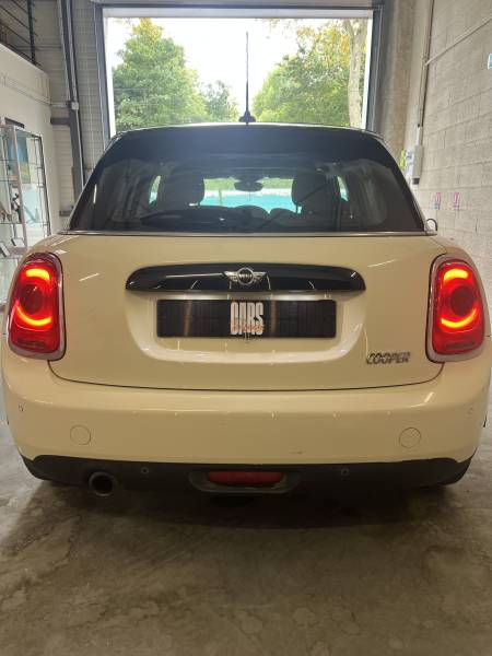 Vente d'une Mini Cooper Hatch d'occasion blanche de 2019 automatique de 136 CH 5 portes avec 70 900km à Toulouse