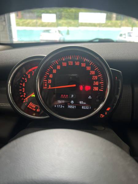 Vente d'une Mini Cooper Hatch d'occasion blanche de 2019 automatique de 136 CH 5 portes avec 70 900km à Toulouse