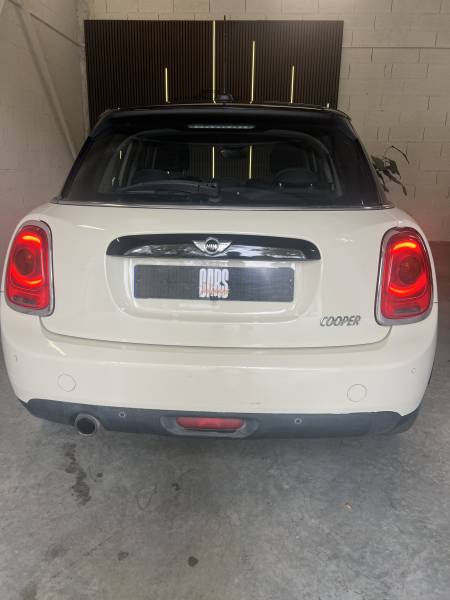 Vente d'une Mini Cooper Hatch d'occasion blanche de 2019 automatique de 136 CH 5 portes avec 70 900km à Toulouse