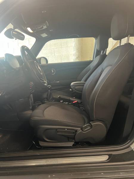Siège en tissu d'une Mini Cooper one à Toulouse