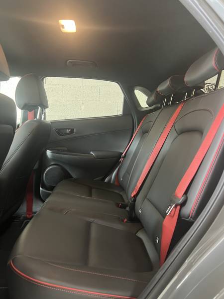Vente d'occasion du Hyundai Kona hybride 2020 Executive à Toulouse – 45 000 km, toutes options, élégance, confort et économie réunis dans un SUV haut de gamme.
