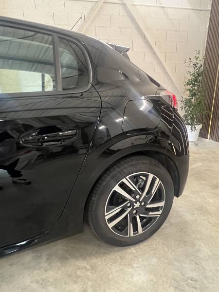 Vente d'occasion d'une PEUGEOT 208 noir 100ch SetS BVM6 boite manuelle à Toulouse