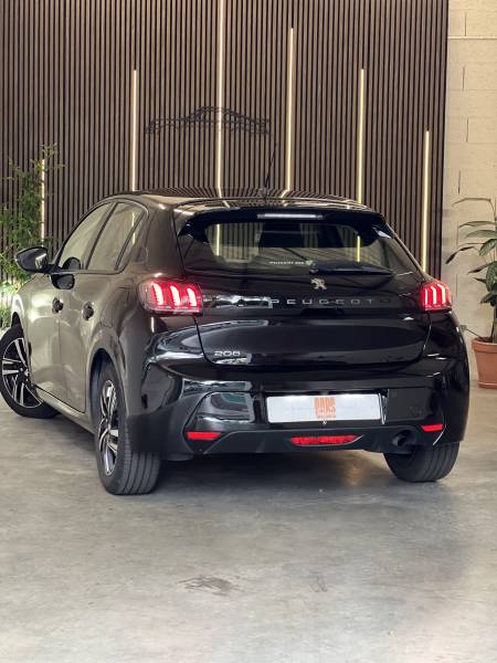 Vente d'occasion d'une PEUGEOT 208 noir 100ch SetS BVM6 boite manuelle à Toulouse